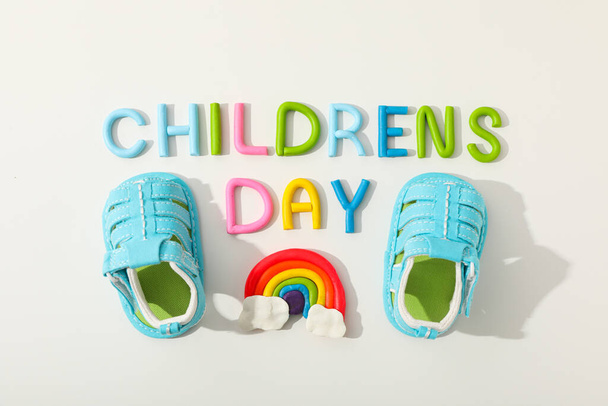 Η επιγραφή Ημέρα των Παιδιών με παιδικά παπούτσια - Φωτογραφία, εικόνα