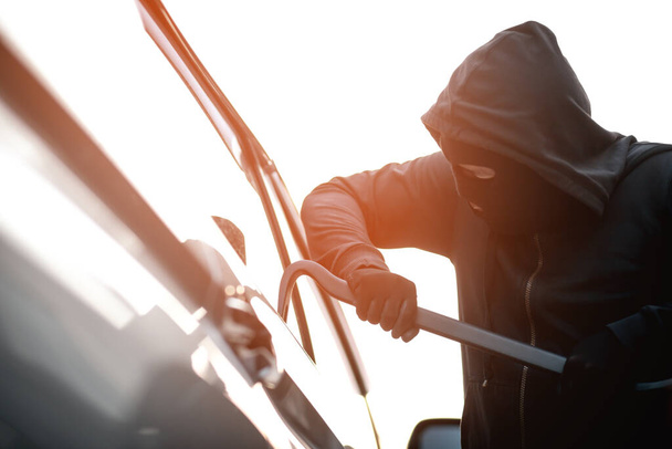 Ladrones usan grilletes para irrumpir en autos robados - Foto, imagen