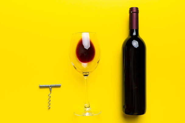 Composición plana con sacacorchos, botella de vino y vidrio elegante en la mesa de color. Colocación plana, vista superior wth espacio de copia. - Foto, imagen