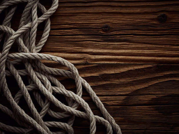 Fundo marinho vintage escuro com corda de cânhamo velho sobre pranchas de madeira - Foto, Imagem