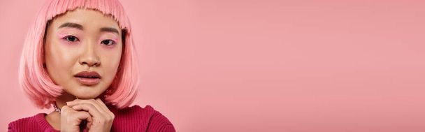 banner de mujer asiática bonita en 20s con maquillaje rosa y brazos cruzados sobre fondo vibrante - Foto, imagen