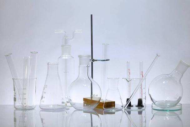 Laborausstattung auf einem Labortisch auf weißem Hintergrund während der Experimente - Foto, Bild