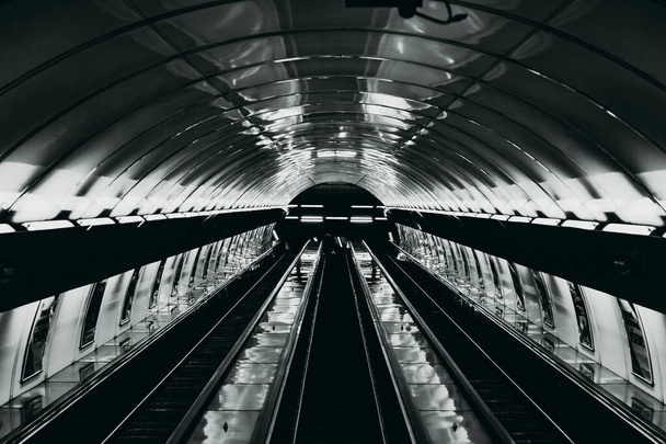 vista inferior de las escaleras mecánicas en el metro - Foto, imagen