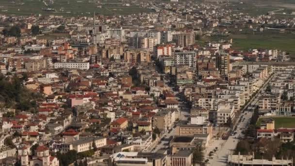 Berat Cityscape, девятый по численности населения город Албании, Establishing Shot. Высококачественные 4k кадры - Кадры, видео
