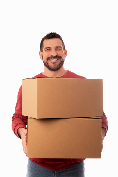 Uomo barbuto su sfondo bianco con grandi scatole di cartone. Consegna dei pacchi. Miglioramenti alla casa. Organizzazione dei beni personali - Foto, immagini