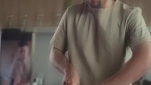 Кулінарний блогер, який ріже свіжий болгарський перець і пояснює рецепт перед телефоном на тринозі під час зйомок кулінарного шоу на кухні вдома - Кадри, відео