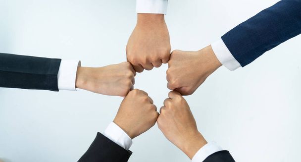 Büroangestellte, die Hand in Hand stapeln, symbolisieren eine erfolgreiche Gruppe von Geschäftspartnerschaften und eine starke kollektive Einheit Teamarbeit am Gemeinschaftsarbeitsplatz in panoramischen Banner. Klug - Foto, Bild