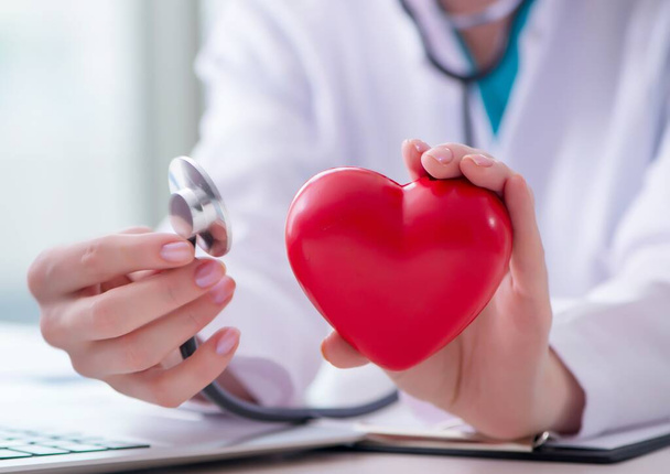 O médico verificando o coração no conceito médico - Foto, Imagem