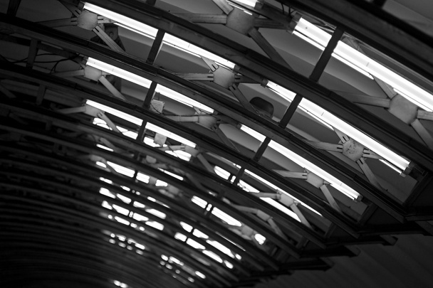 электрическое освещение на арке монохромного тона
 - Фото, изображение