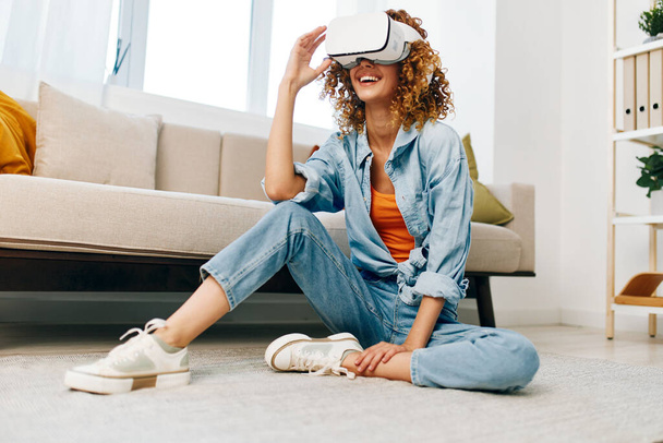 Виртуальная реальность: Современные женщины веселые в помещении развлечений в комфорте своего дома - Фото, изображение
