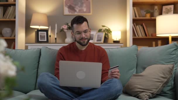 dospělý muž doma nakupování on-line používat internet držet kreditní karty e-bankovnictví on-line obchod e-commerce - Záběry, video