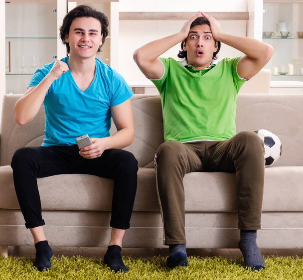 Los amigos viendo fútbol en casa
 - Foto, Imagen