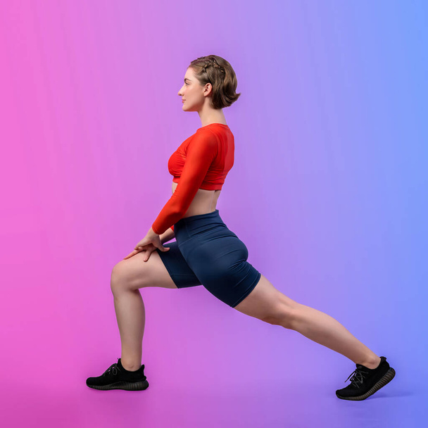 Teljes testhosszú vidámság lövés sportos és sportos nő csinál egészséges és meditatív jóga testmozgás edzés testtartás elszigetelt háttérrel. Egészséges aktív és testápoló életmód - Fotó, kép