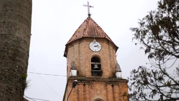Bella chiesa a San Agustin, provincia di Huila in Colombia. Sul tetto. Filmati 4K - Filmati, video