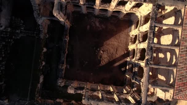 Αεροφωτογραφία των ερειπίων μιας αρχαίας εγκαταλελειμμένης μονής στη Santa Maria De Rioseco, Burgos, Ισπανία. Υψηλής ποιότητας 4k πλάνα - Πλάνα, βίντεο