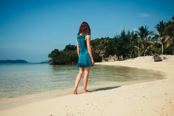 Young woman walking on tropical beach - Foto, Imagen