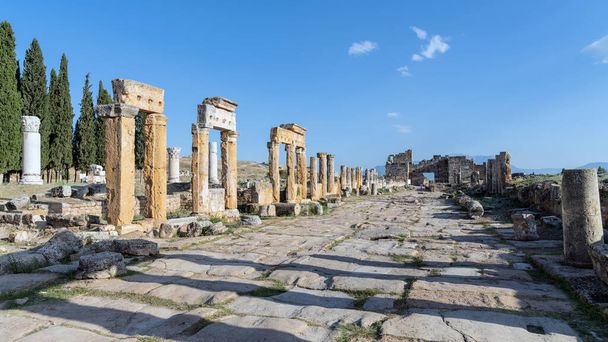 Denizli, Turquía - 4 de octubre de 2019: Hierápolis antigua ciudad, enclavada en Pamukkale, Las ruinas revelan la vida del Imperio Romano con teatros, templos y baños en pie la prueba de los siglos. - Foto, imagen
