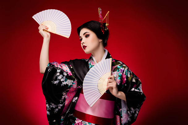 Foto der koreanischen Dame schwarz stilvolles Kleid Kimono Tanztheater Leistung isoliert auf roten Farbverlauf Hintergrund. - Foto, Bild