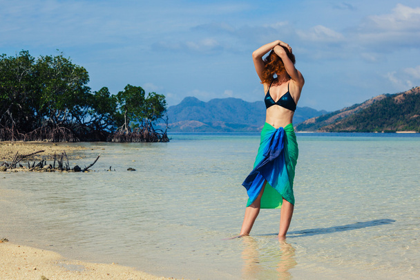 Kobieta ubrana chusta na tropikalnej plaży - Zdjęcie, obraz
