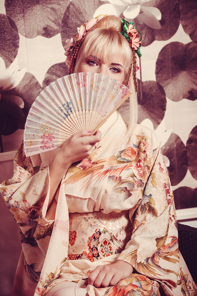 mladá hezká gejša v kimonu se sakurou a dekorací - Fotografie, Obrázek