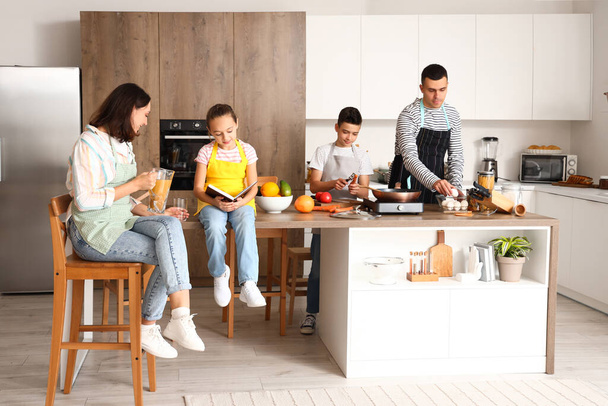 Щаслива сім'я готує на кухні
 - Фото, зображення
