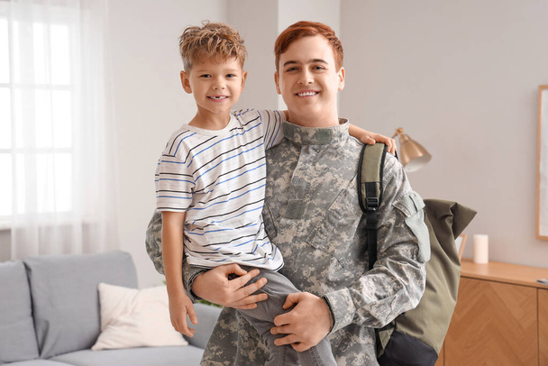 Kleiner Junge mit seinem militärischen Vater zu Hause - Foto, Bild