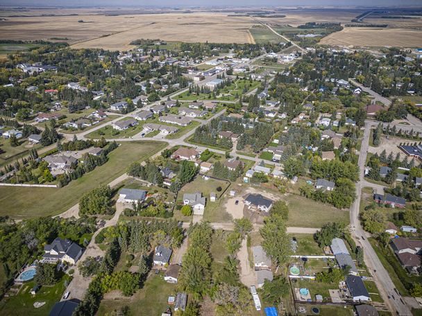 Drohnenbild der Stadt Waldheim in Saskatchewan, das seinen ländlichen Charme und seine ruhige Umgebung zeigt - Foto, Bild