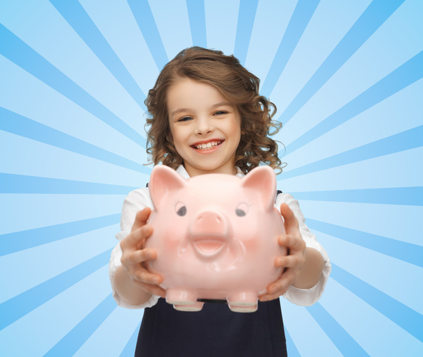 happy girl holding piggy bank - Valokuva, kuva