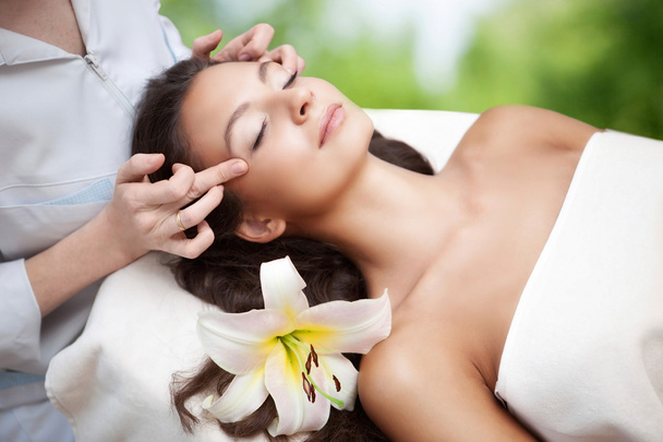 Spa salon: Young Beautiful Woman Having Facial Massage - Fotografie, Obrázek