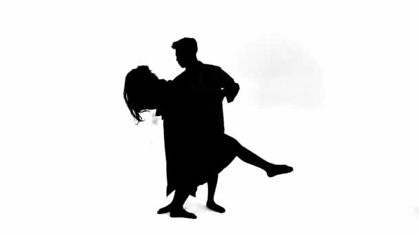 Silhouette eines Mannes und einer Frau, die von Angesicht zu Angesicht stehen, möglicherweise im Gespräch, isoliert auf weißem Hintergrund im Raum - Filmmaterial, Video