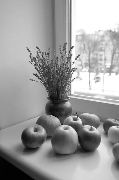 alma és levendula a vázában az ablakpárkányon - Fotó, kép