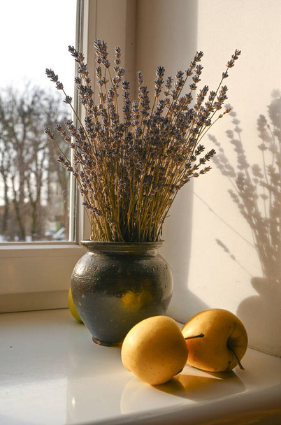 manzanas y lavandas en el jarrón del alféizar de la ventana - Foto, Imagen