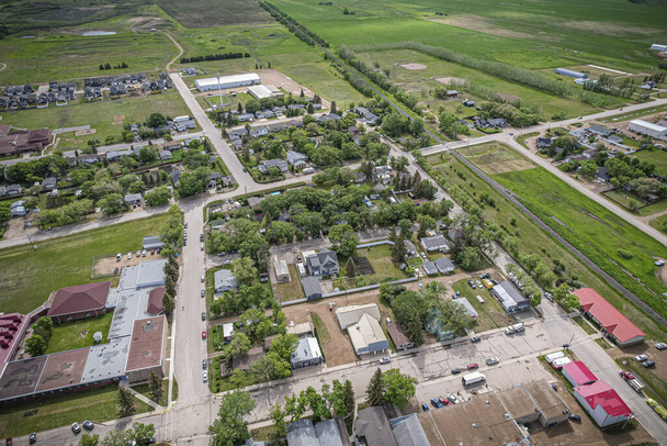 Imagen del dron capturando la ciudad de Dalmeny en Saskatchewan durante la temporada de verano, mostrando su vibrante vegetación y atmósfera serena - Foto, imagen