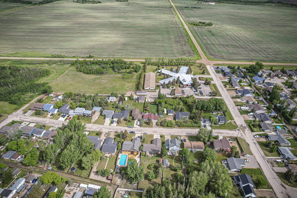 Drohnenbild, das die Stadt Dalmeny in Saskatchewan während der Sommersaison einfängt und ihr lebhaftes Grün und ihre ruhige Atmosphäre zeigt - Foto, Bild