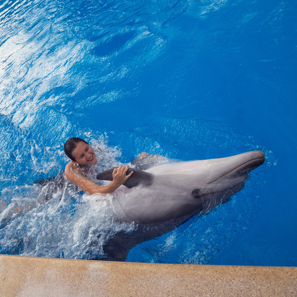 Mädchen schwimmt mit Delfin - Foto, Bild