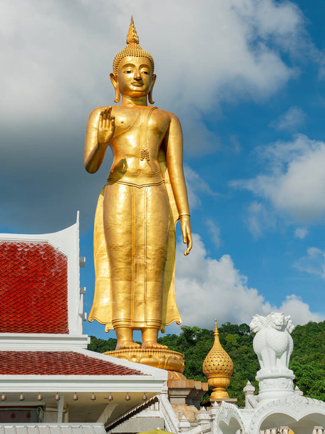 ハジャイで帽子 Yai 自治体公園、タイ南部のソンクラー県でピーク時に黄金の定在仏. - 写真・画像