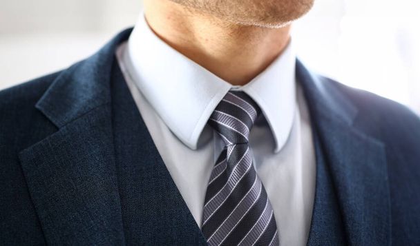 Férfi kar-kék öltöny nyakkendő Vértes beállítása. Fehérgalléros igazgatási munkát komoly mozog titkár diák luxus formális interjú végrehajtó ügynök házasság store vállalati elegancia foglalkoztatás előkészítése - Fotó, kép
