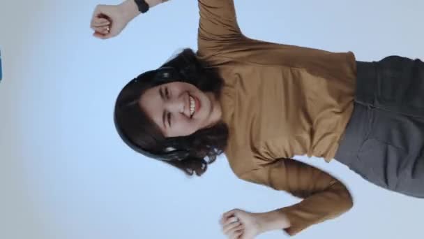 Jonge Aziatische vrouw in casual kleding geïsoleerd op witte achtergrond studio. Mensen levensstijl concept. Dansen rommelen met plezier expressieve gebarentaal handen. - Video