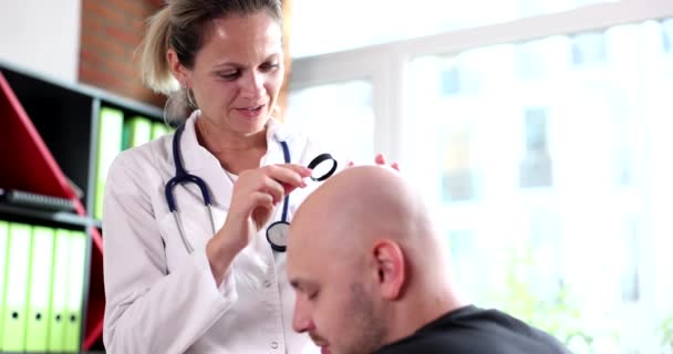 Trichologist εξετάζει τα μαλλιά του ανθρώπου που πάσχουν από αλωπεκία. Τριχόπτωση και αλωπεκία στον άνθρωπο - Πλάνα, βίντεο