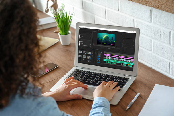 Творець контенту редагує відеомонітор на програмному забезпеченні для виробництва фільмів, використовуючи ноутбук, щоб навчитися онлайн-курсу. Студент, який працює над розробкою фільмів, створює мультимедійні кадри
. - Фото, зображення