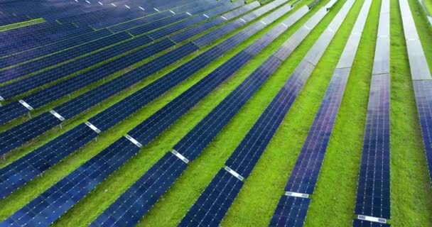 Kilátás felülről fotovoltaikus erőmű sok sor napelemek előállítására tiszta elektromos energia. A levegőszennyezés nélküli megújuló villamos energia fogalma. - Felvétel, videó