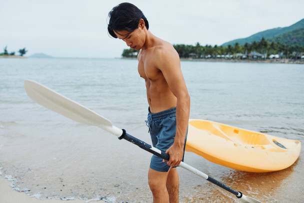 Mutlu Asyalı Adam Plajda Tropikal Kano Macerası - Fotoğraf, Görsel