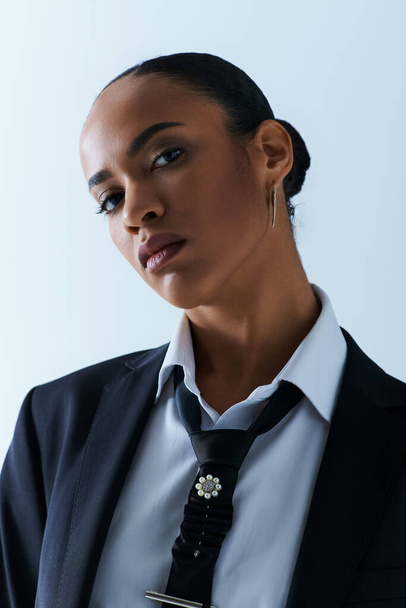 Nuori Afrikkalainen Amerikkalainen nainen musta solmio ja valkoinen paita huokuu hienostuneisuutta ja tyyliä - Valokuva, kuva