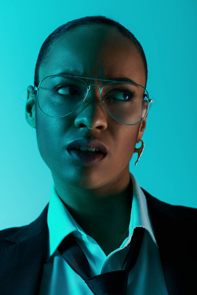 Fiatal afro-amerikai nő szemüveggel és öltönyben, magabiztosságot és intelligenciát árasztva - Fotó, kép
