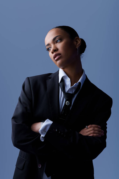 Eine junge Afroamerikanerin posiert selbstbewusst in Anzug und Krawatte für ein Porträt - Foto, Bild