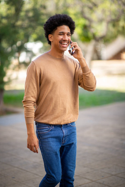 Retrato de un joven hispano hablando con un celular - Foto, Imagen