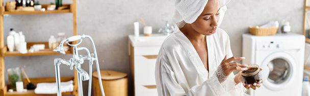 Een Afro-Amerikaanse vrouw in badjas scrubben lichaam met scrub - Foto, afbeelding