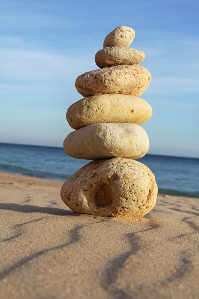 pilha de seixos na praia arenosa
 - Foto, Imagem