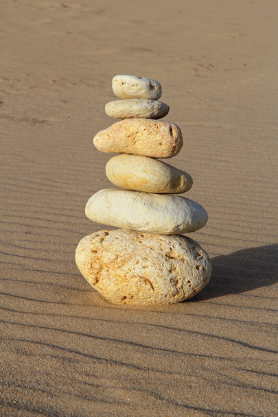Stapel kiezelstenen op Sandy Beach - Foto, afbeelding