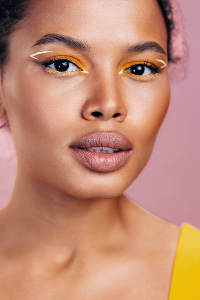 Kadınlar mutlu sarı moda siyah portre modeli pembe ten etek gülüşü kozmetik yüz alanı güzel makyaj malzemeleri yaratıcı renkli stüdyo tarzı afrikalı göz. - Fotoğraf, Görsel